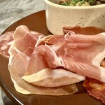 オケイブルワリー - 「おまかせ前菜3種盛り合わせ 2名分」の「生ハムとサラミ」
      2025年12月22日