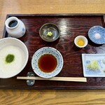 狭山 翁 - お盆に天汁やとろろ、薬味等を乗せて先に配膳されます