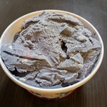 サーティワンアイスクリーム - 料理写真:大カップアイス、ゴムゴムの実味、ほじくられた跡が…