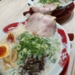 豚骨麺屋 一番軒 - 料理写真:手前白豚骨と奥は黒豚骨