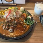 スパイスカレー トモス - 超・濃厚バターチキンカレーとラッシー