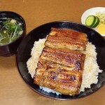 みなと - ランチのうな丼。漬物、肝吸い、あとミニサラダが付いています。