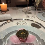 AZUR et MASA UEKI - 青森県　本鮪　紫大根キャピアオシェトラ　ディーツのソース
                                