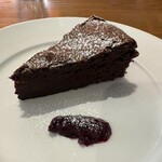 ピッツェリア チェッポ - 濃厚すぎないガトーショコラは食べやすく、ブルーベリージャムで味変も