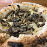 ピッツェリア チェッポ - 平茸どっさり。香りが堪りません！