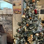 ピッツェリア チェッポ - クリスマスツリーも飾られていて、洋楽ポップスが流れる店内は、とても居心地が良いです