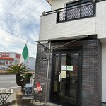 ピッツェリア チェッポ - 国道沿いにたなびくイタリア国旗が目印です