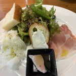 ピッツェリア チェッポ - 削られたパルミジャーノを野菜やフォカッチャ、生ハムと一緒に食べると、イタリア気分です。どれも美味しかったです