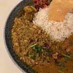 curry bar nidomi - ナンコツ入りチキンキーマ＋アボカドのピックル