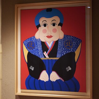 店を彩るアートや音楽は、寿司が繋いだ縁の証