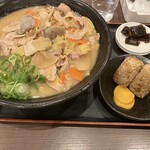 ふじ家うどん - 豚汁うどん(麺大盛)、かしわおにぎり