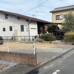 めん茶屋 - 駐車場は此方の砂利です。