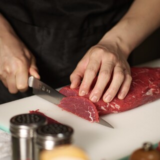 高級肉に迎合せず、オリジナリティを生み出す肉選びとカット