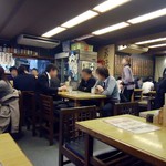 Mifuneningyouchou - ランチタイム12時半ごろの店内。右側奥は掘りごたつテーブルの座敷。