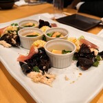 全席個室 楽蔵 - 玉子豆腐たらこ餡、きくらげと蒸し鶏の胡麻和え、カリフラワーと海老のタルタルサラダ