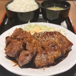 愉快酒場 - トンテキ(Lサイズ 1,080円)
ご飯大盛りサービス･味噌汁付き