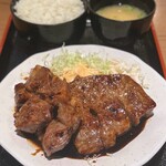 愉快酒場 - トンテキ(Lサイズ 1,080円)
ご飯大盛りサービス･味噌汁付き