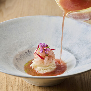 甘エビの甘さと発酵トマトの酸がほどけ合うスペシャリテ