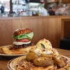 エース バーガー カフェ - 【2025.12】キャラメルアップルパンケーキ(税込1,518円)、テリヤキエッグバーガー(税込1,210円)