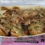 さくら茶屋 - 外はやわらかく、中はとろっとした食感。昔ながらの優しい口当たりで、ソースの甘みとコクがよく合い美味しいです。