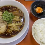 友愛亭 - 右ストレート 950円　玉子かけご飯 250円