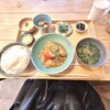 だしとおにぎり 一汁一飯 - 国産鶏の黒酢あんがメインな、気まぐれおばんざいランチ