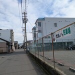 そば処 まる八 - 少し離れた場所の大きな駐車場