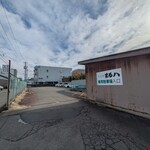 そば処 まる八 - 駐車場入口