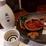 酒と食遊人 みなと - 甲羅に熱燗を注いで一気飲みが最高