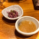 五郎 万代店 - 御通し　食用菊がとても美味しかった。味噌汁もカニの出汁が出ていてウマウマです。
