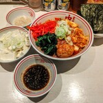 蒙古タンメン中本 - 特製樺太丼、低糖質麺変更、湯豆腐単品、背脂、ほうれん草、のり、北極味玉