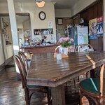 夏への扉 - 大テーブルは妙な形です。