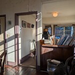 夏への扉 - 奥は５人くらい座れます。