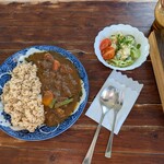 夏への扉 - 看板メニューはチキンカレーと野菜カレーの薬膳カレー。
