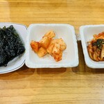 高麗参鶏湯 - 韓国海苔とキムチ