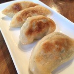 東京台湾 - こちらは焼餃子。全く違う食感と変わらず美味しいジューシーな餡。