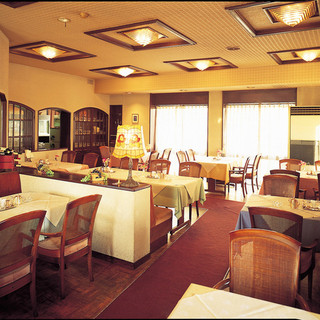 The grill on the second floor is a calm space where you can enjoy Western Cuisine for lunch and dinner.