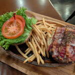 KUA`AINA - ...限定「スモークモントレージャックチーズベーコンバーガー（1650円）」、およそマックの3倍の支出と考えて下さい。。