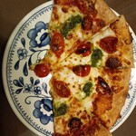 ピザハット - 料理写真:プレミアムマルゲリータ、だと思う(　ﾟдﾟ)ｳﾑ