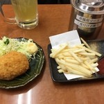 立呑処　へそ 五反田店 - メンチカツ、ポテトフライ、緑茶ハイ