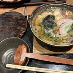 わらじや - 鍋焼きうどんは海老天ではなく海老や餅、牛肉など。