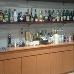 トゥ・ラ・ジョア - お酒がインテリアになってます。