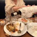 Pizzeria LUMEN - ワインついでくれるなんて♡13歳の頃からすっかり大人の階段登ったね♡