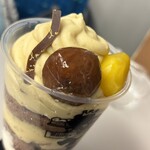 ケーニヒスクローネ  - 栗のパフェ
