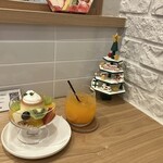 Cafe 菓心 - みかんジュース、と、プリンアラモード。