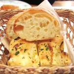 バールアリメンターリ ダニエラ - 玉葱のフォカッチャ
　バゲット