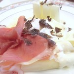 バールアリメンターリ ダニエラ - 茹であげホワイトアスパラガス　フォンデュータソース　生ハムをのせて