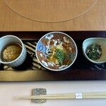山田屋 - 前菜
                                合鴨のあられ揚げ、ふぐの皮 酢味噌、ほうれん草とツナと昆布