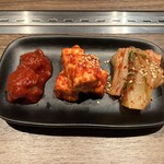 池袋焼肉kintan - キムチ3種盛り合わせ
      　（白菜、クリームチーズ、梅干し）