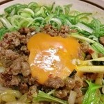 はるか - 卵黄を潰して混ぜる…